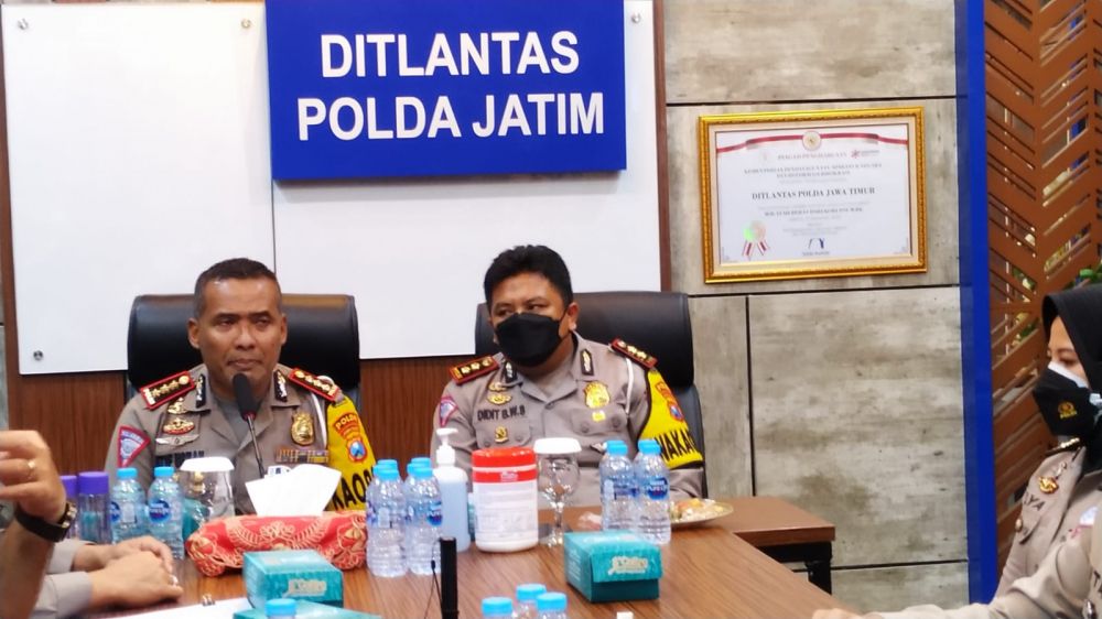Dirlantas Polda Jatim Kombes Pol Latif Usman saat memberikan keterangan 