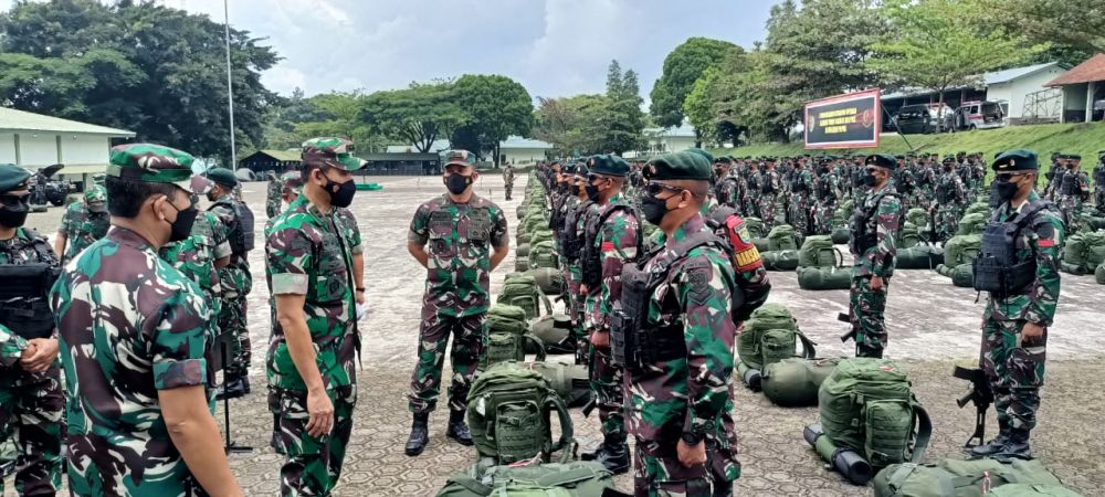Kunjungan Asops Panglima TNI melakukan pemeriksaan kesiapan Operasi satgas Yonif Raider 301/PKS di Cimalaka, Sumedang
