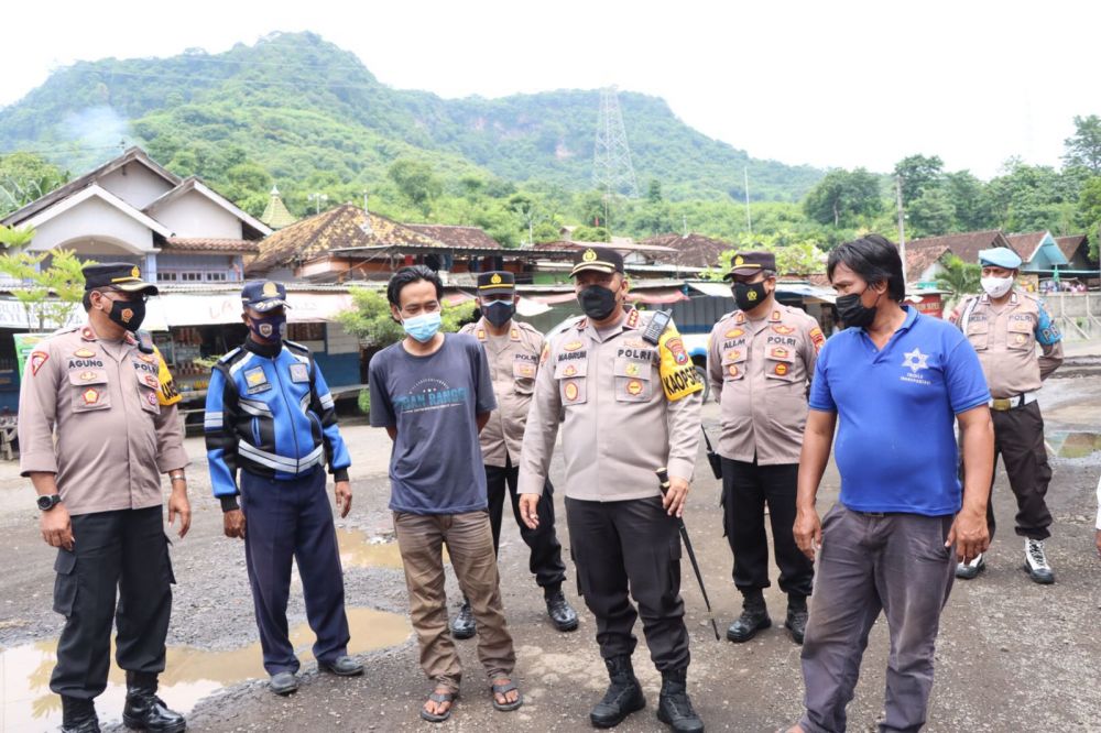 Kapolresta Banyuwangi Kombespol Nasrun Pasaribu saat tinjau pelabuhan Ketapang bersama Dirlantas Polda Jatim Kombespol Latif Usman