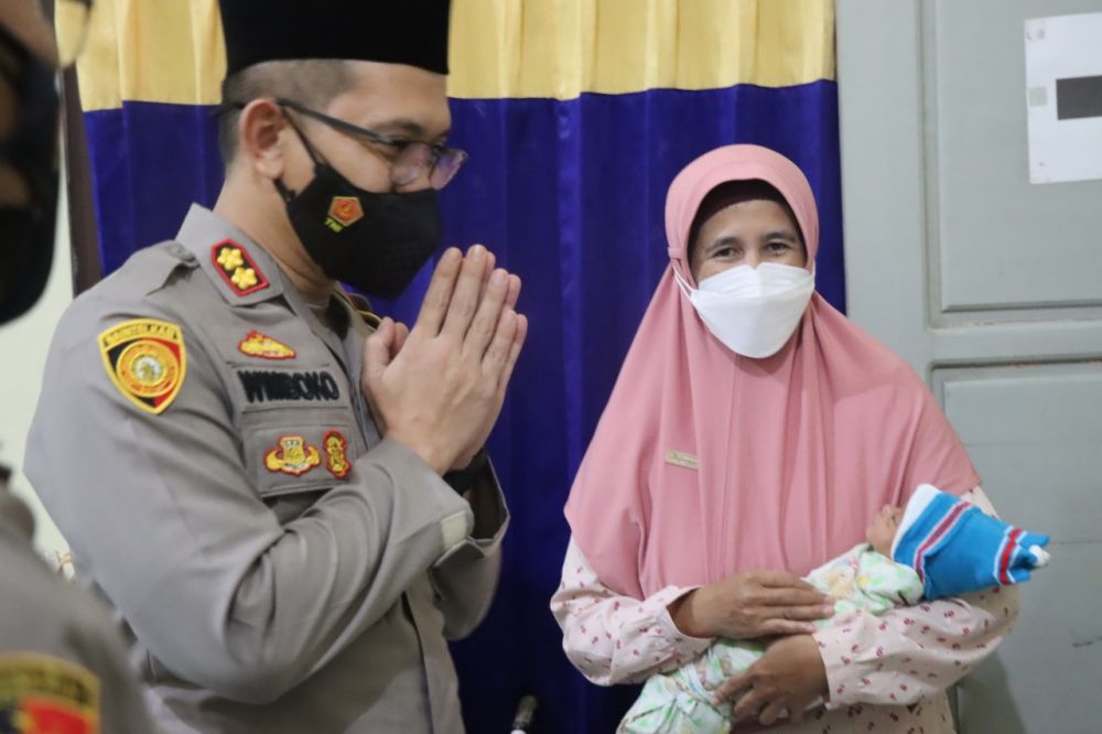 Kapolres Bondowoso AKBP Wimboko saat tinjau bayi yang baru ditemukan dan memberikan bantuan perlengkapan bayi