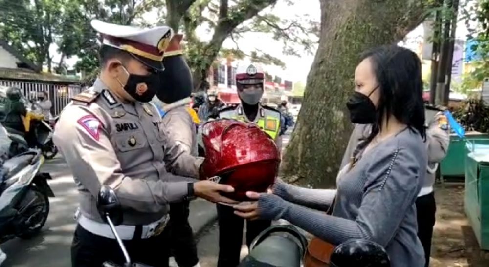 Satlantas Polres Malang Kota saat Ops Keselamatan Semeru sambil bagikan helm gratis