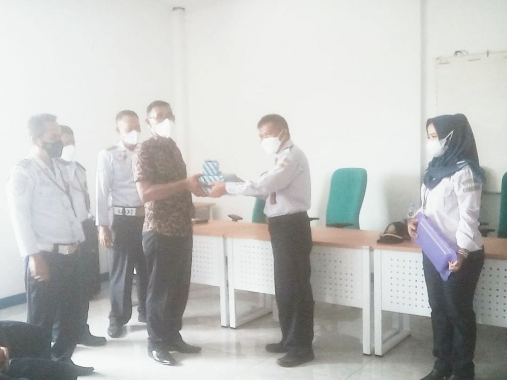 Foto disaat penyerahan cinderamata oleh bapak Agus Setiawan kepada bapak Dadang Suganda. S.IP., di aula rapat terminal tipe A ciakar-Sumedang