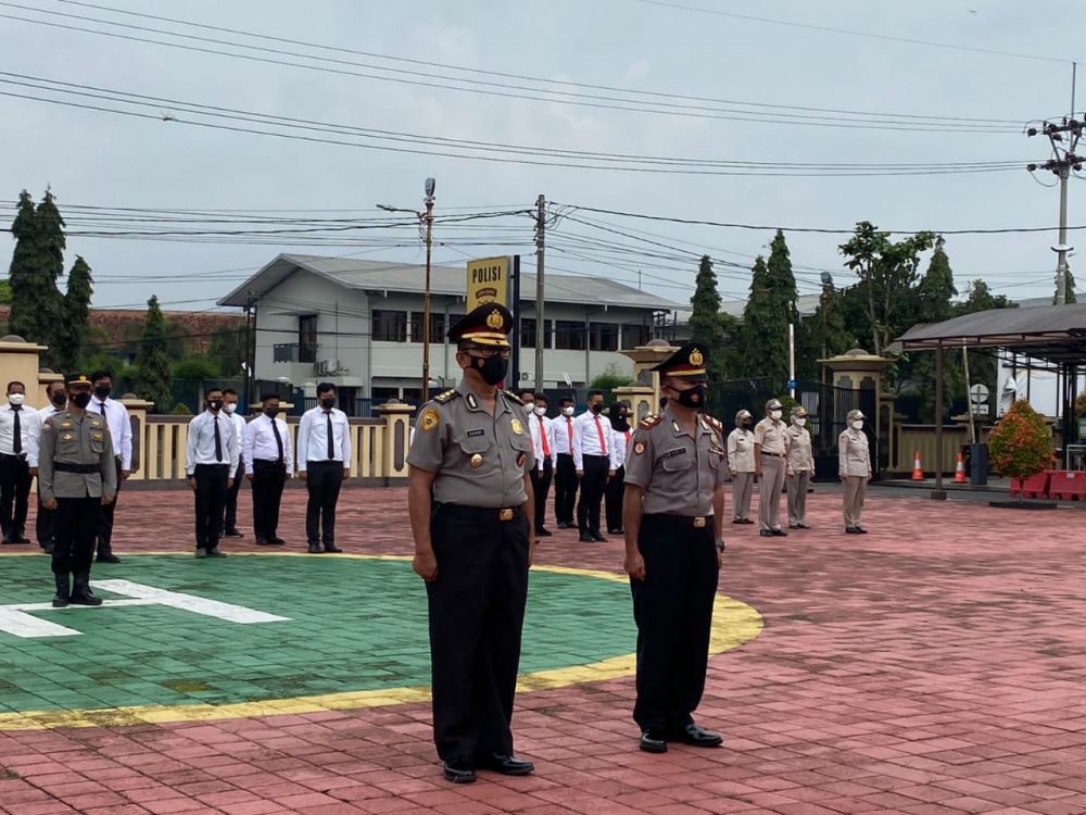 Foto Kabag SDM Kompol Suhari dan Panit Binmas Iptu Darjo saat upacara kenaikan pangkat menjadi AKBP dan AKP di Mapolres Sumedang
