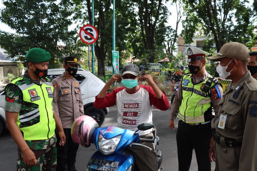 Tim Pamor Keris Polres Gresik saat memberikan teguran pengendara motor dan bagikan masker