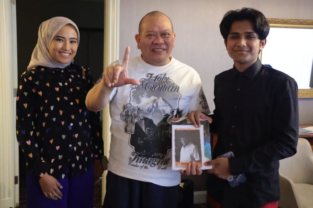 Ketua DPD RI AA LaNyalla Mahmud Mattalitti saat bertemu kreator TikTok Husain Basyaiban di JW Marriott hotel