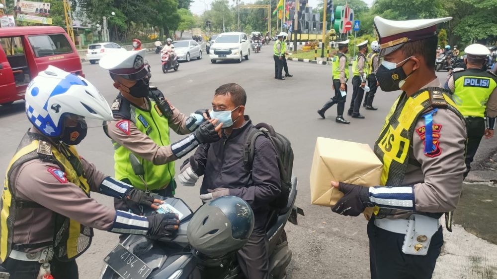Satlantas Polres Gresik saat apresiasi pengendara motor
