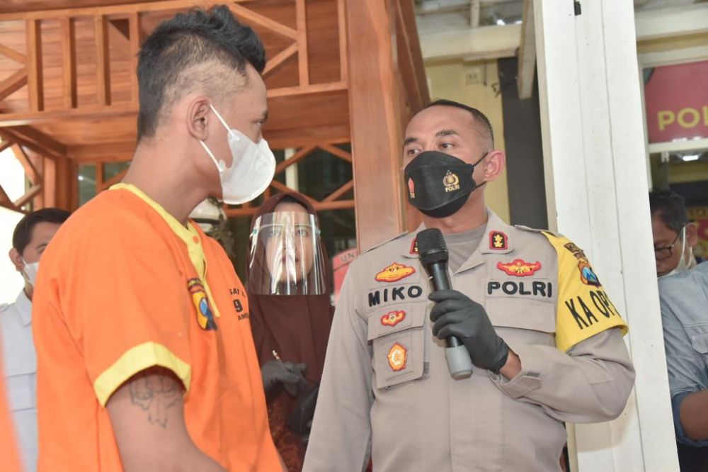 Kapolres Lamongan AKBP Miko Indrayana saat interogasi tersangka