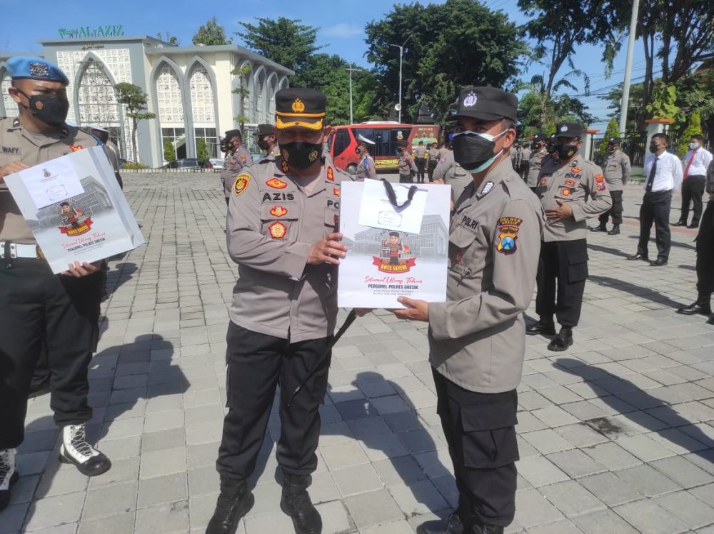 Kapolres Gresik AKBP Mochamad Nur Azis saat memberikan selamat kepada anggotanya