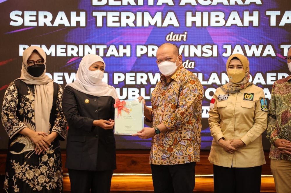 Ketua DPD RI AA LaNyalla Mahmud Mattalitti bersama Gubernur Jatim Khofifah Indar Parawansa pada acara serah terima hibah tanah dari Pemprov Jatim ke DPD RI di Gedung Negara Grahadi