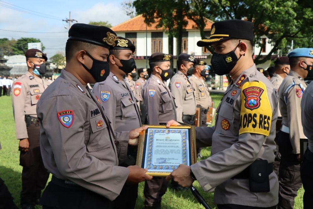 Kapolres Bondowoso AKBP Wimboko saat memberikan penghargaan kepada Bhabinkamtibmas yang berprestasi