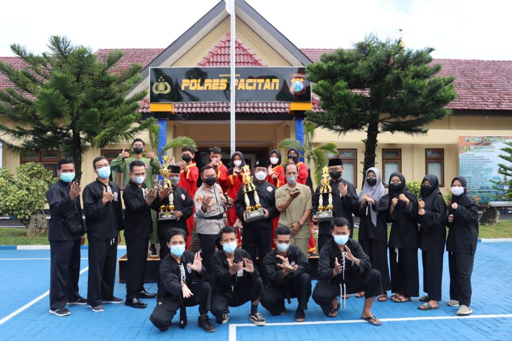 IPSI Pacitan saat foto bareng Kapolres Pacitan AKBP Wiwit Ari Wibisono 