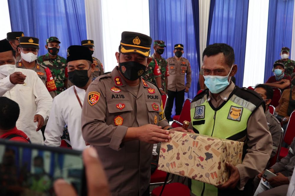 Kapolres Gresik AKBP Mochamad Nur Azis saat memberikan hadiah kepada satpol