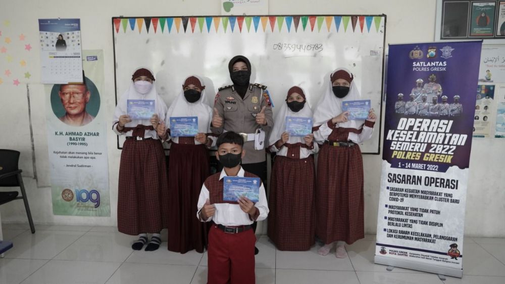 Satlantas Polres Gresik edukasi anak SD Muhammadiyah GKB agar tertib berlalulintas saat di jalan Raya