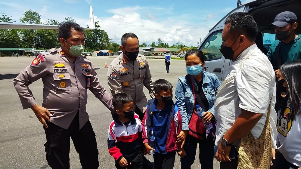 Pihak Kepolisian serahkan jenazah korban KKB ke keluarga masing-masing 