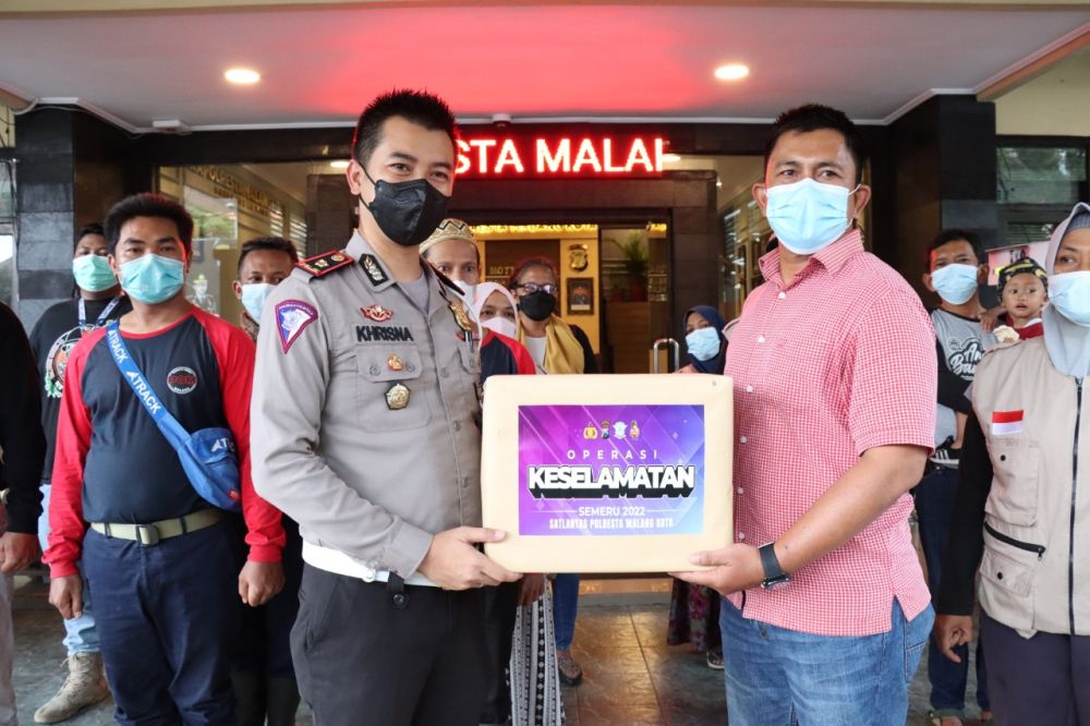 Polresta Malang Kota beri hadiah helm kepada relawan 