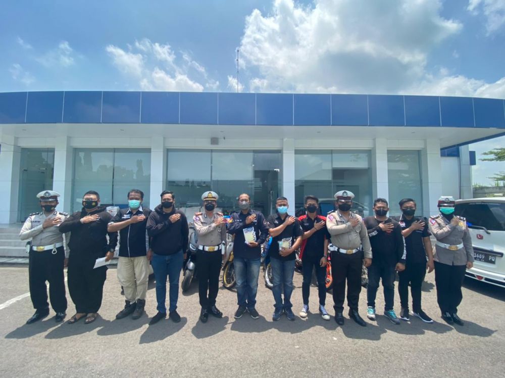 Satlantas Polresta Mojokerto bersama Komunitas Club Otomotif Koma sosialisasikan Prokes