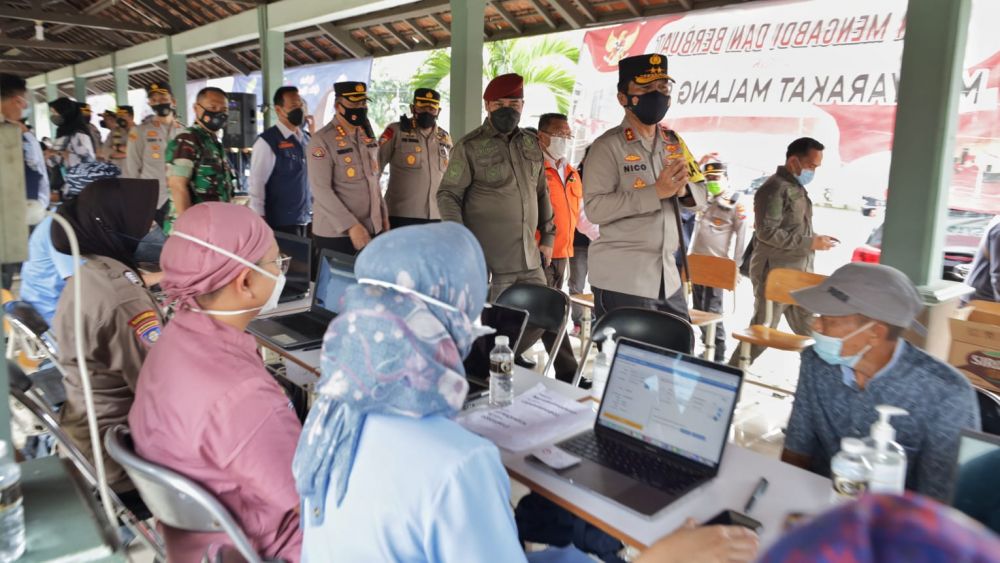 Kapolda Jatim Irjen Pol Dr Nico Afinta saat cek vaksin di Malang 