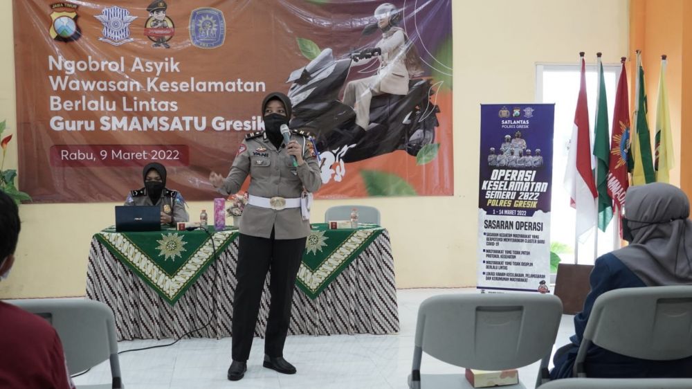 Satlantas Polres Gresik saat memberikan materi ke Guru SMA Muhammadiyah 1 Gresik
