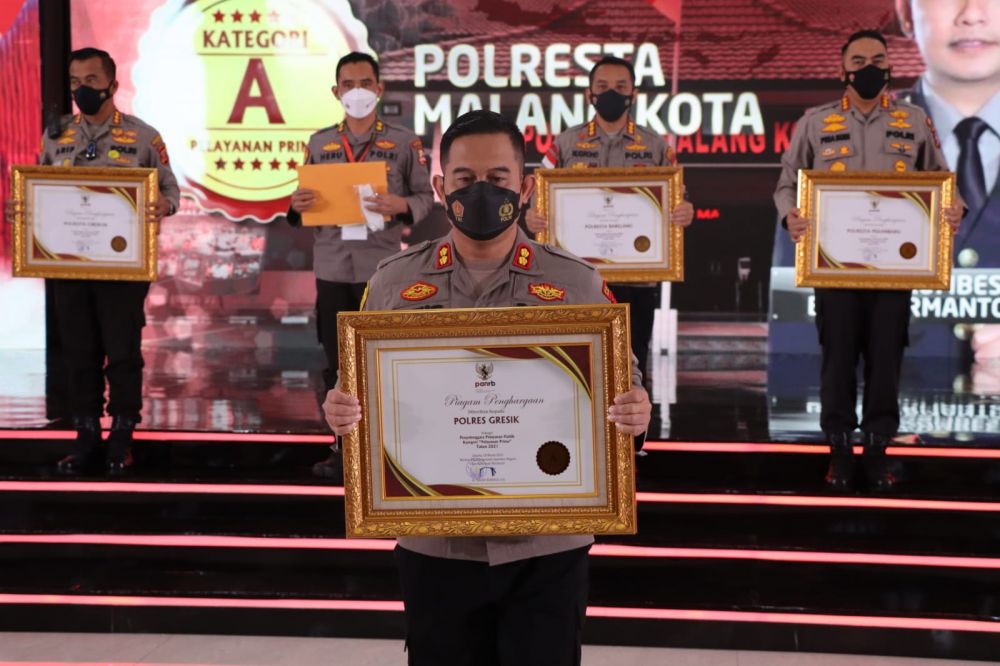 Kapolres Gresik AKBP Mochamad Nur Azis saat menerima penghargaan dari KemenPAN-RB
