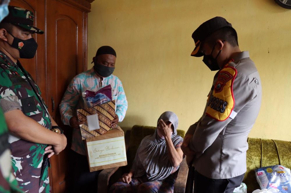 Kapolres Bojonegoro AKBP Muhammad bersama Dandim 0813/Bojonegoro berikan bansos ke warga yang sakit dan kurang mampu