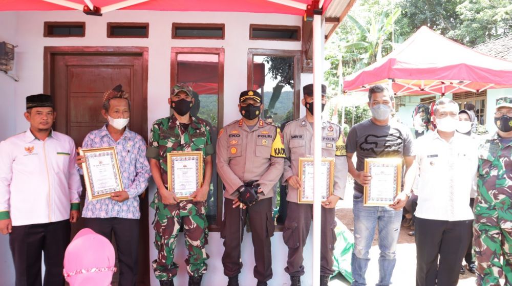 Foto bersama disaat meresmikan  Rutilahu serta memberikan penghargaan kepada petugas dalam melaksanakan Program Rutilahu.