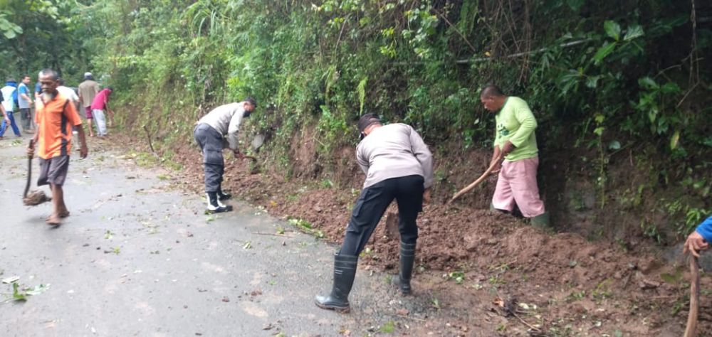 Polres Madiun saat bantu masyarakat evakuasi timbunan tanah longsor
