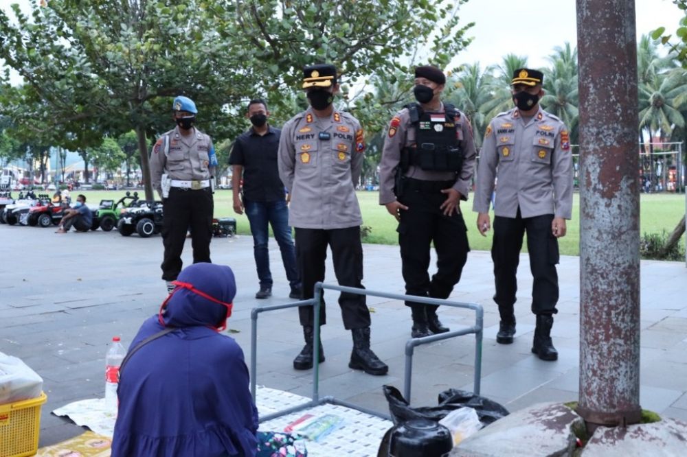 Kapolres Jember AKBP Hery Purnomo saat pimpin giat Pamor Keris di alun-alun
