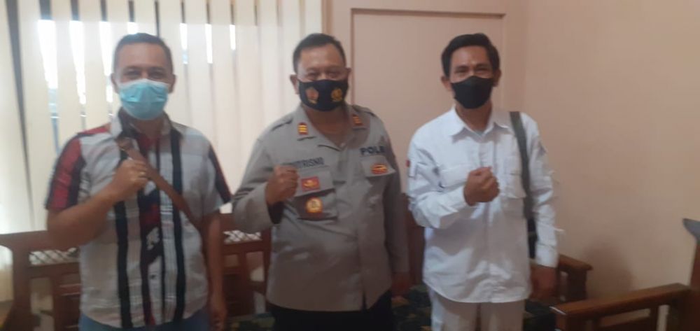 Foto Kapolsek Buahdua saat setelah mengklarifikasi perihal pemberitaan kemarin lusa kepada Wartawan dan anggota Ormas PP di Mapolsek Buahdua