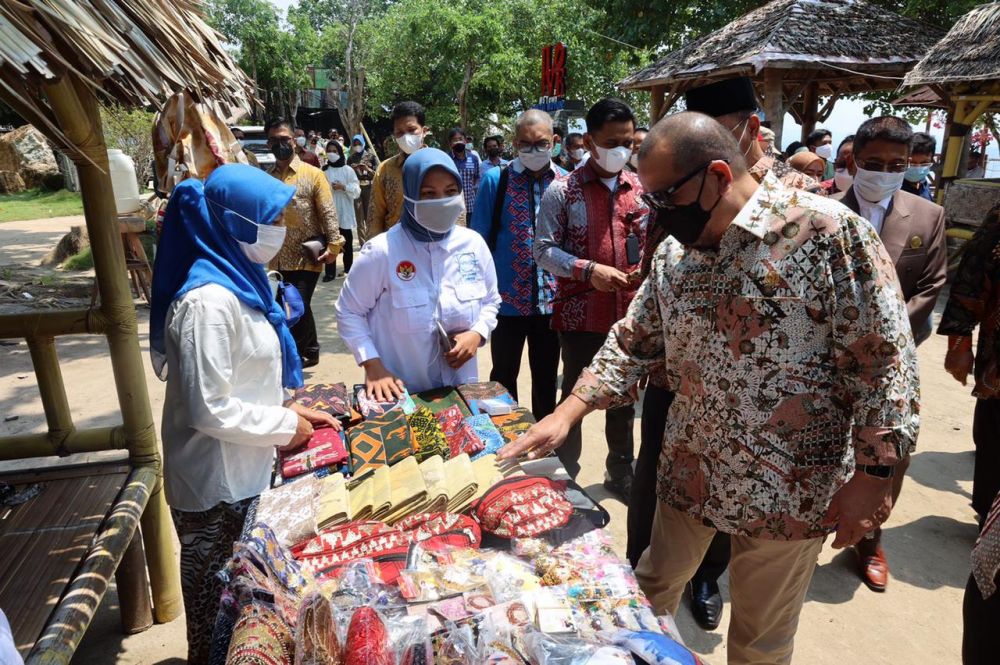 Ketua DPD RI saat mendatangi pameran produk UMKM di perhelatan launching program Desa Emas, di Pantai Mutun Kabupaten Pesawaran Lampung 