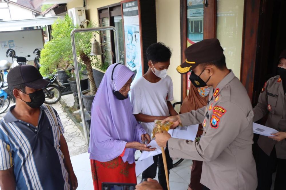 Kapolres Ngawi AKBP I Wayan Winaya saat memberikan Doorprize
