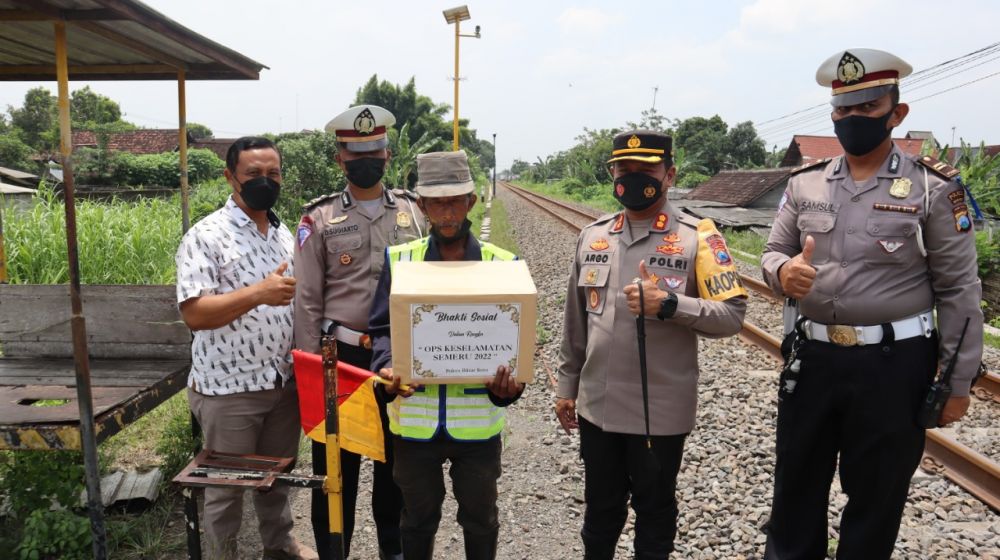 Kapolres Blitar Kota AKBP Argowiyono bersama penjaga palang pintu KA