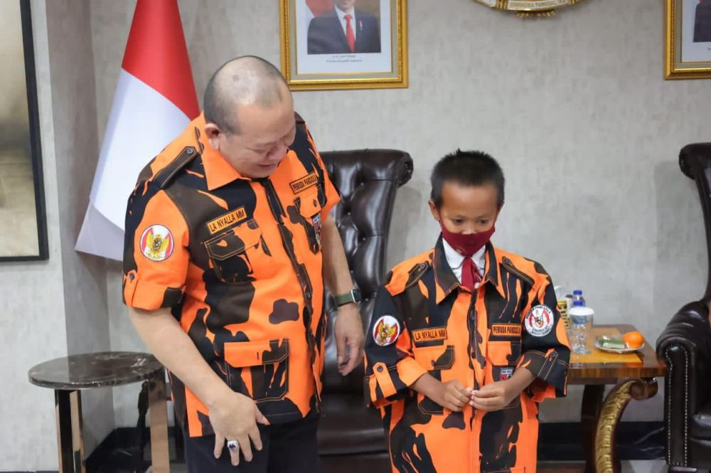 Ketua DPD RI AA LaNyalla Mahmud Mattalitti saat bertemu Mohamad Fadil Adittia Yoga Pratama bersama keluarganya