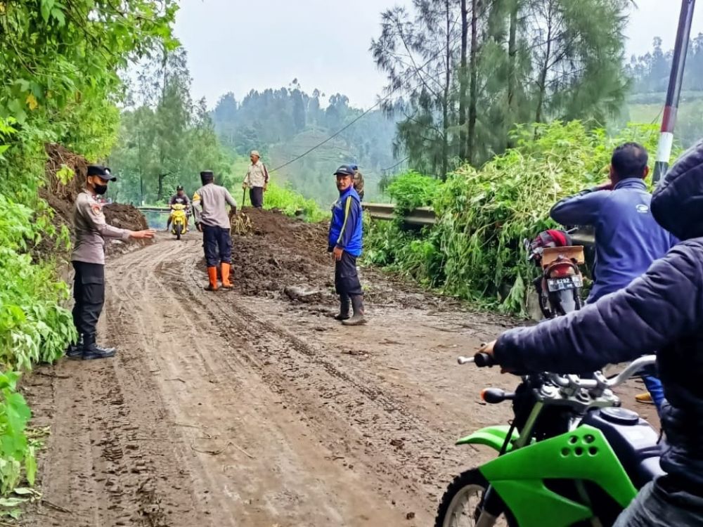 Polres Probolinggo dan BNPB ikut bantu warga evakuasi tebing longsor di jalur gunung Bromo