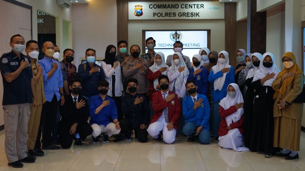 Pihak Humas Polres Gresik bersama PWI dan pelajar SMA