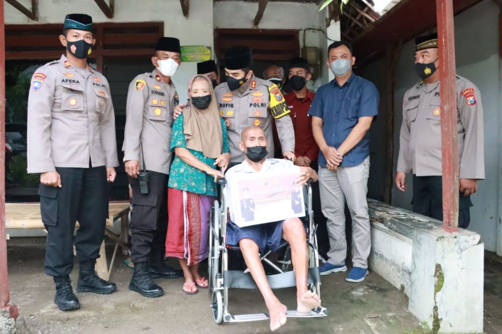 Kapolresta Mojokerto AKBP Rofiq Ripto Himawan saat sambangi Mbah Karmaen