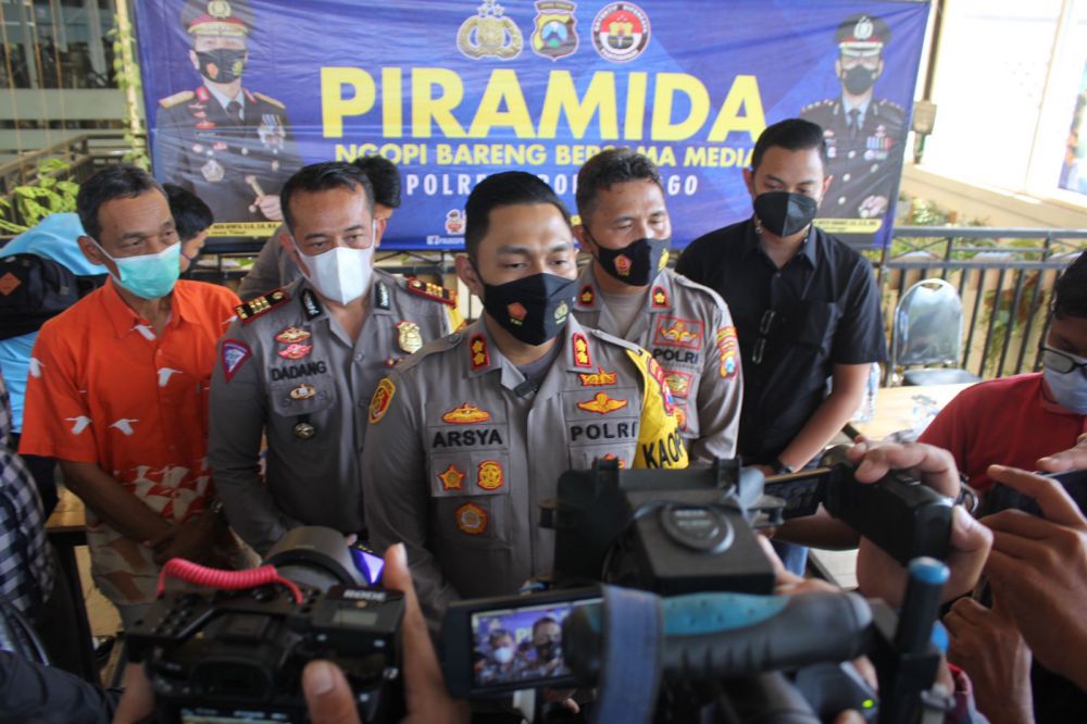 Kapolres Probolinggo AKBP Teuku Arsya Khadafi saat memberikan keterangan 