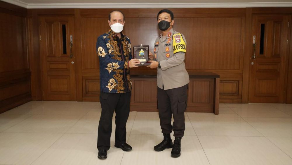 Kapolda Jatim Irjen Pol Nico Afinta bersama kepala BNPT saat pertukaran cinderamata