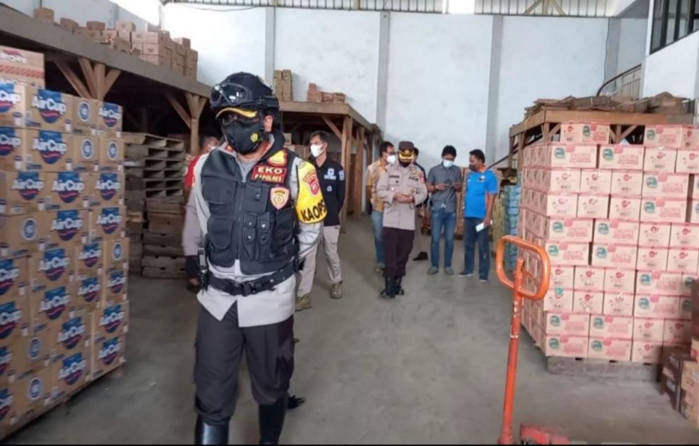Kapolres Sumedang saat mengecek di gudang distributor Sumedang