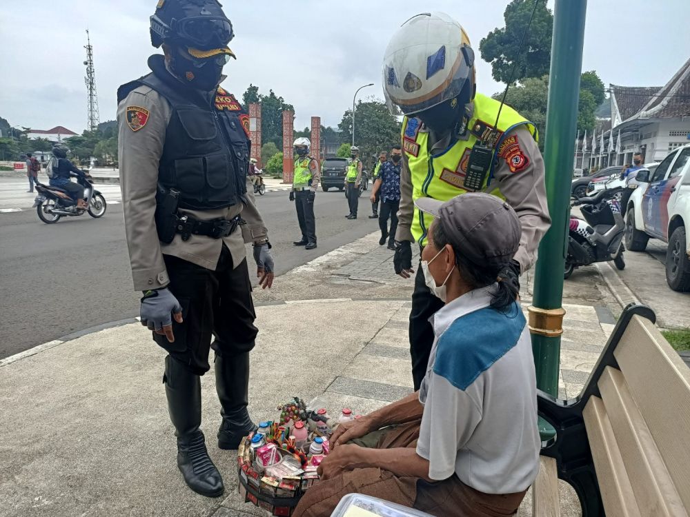 Kapolres Sumedang saat menemui Didin di alun-alun Sumedang.