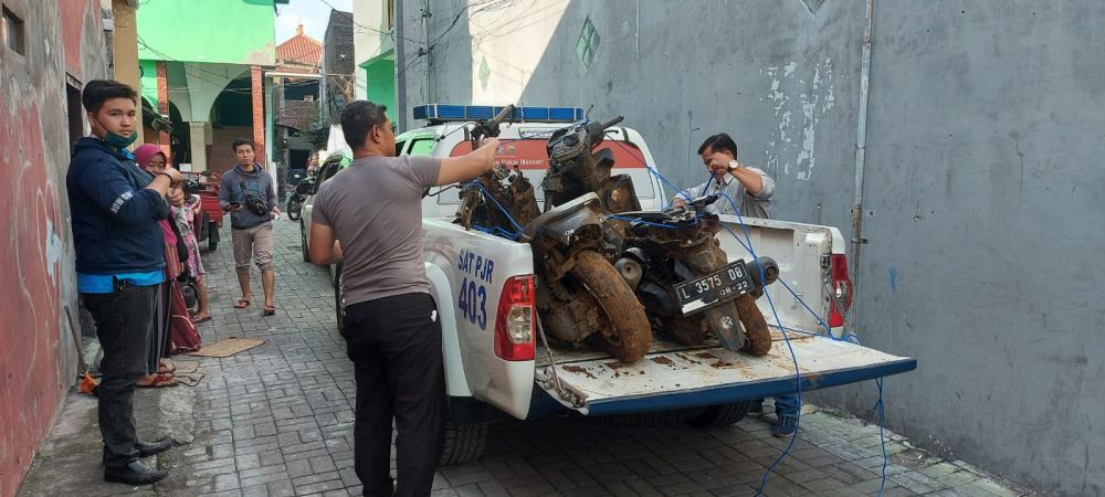 PJR Polda Jatim Evakuasi Motor Mahasiswa Unesa Korban Banjir dan Tanah Longsor