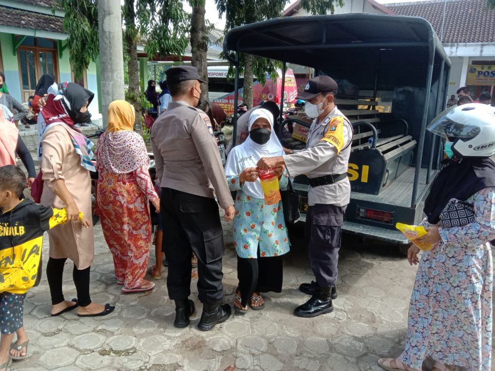 Polres Magetan Gelar Vaksin dan Berbagi Minyak Goreng