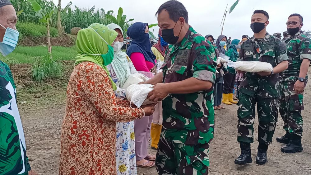 Saat pembagian sembako kepada kelompok tani di Desa Naluk Kecamatan Cimalaka.