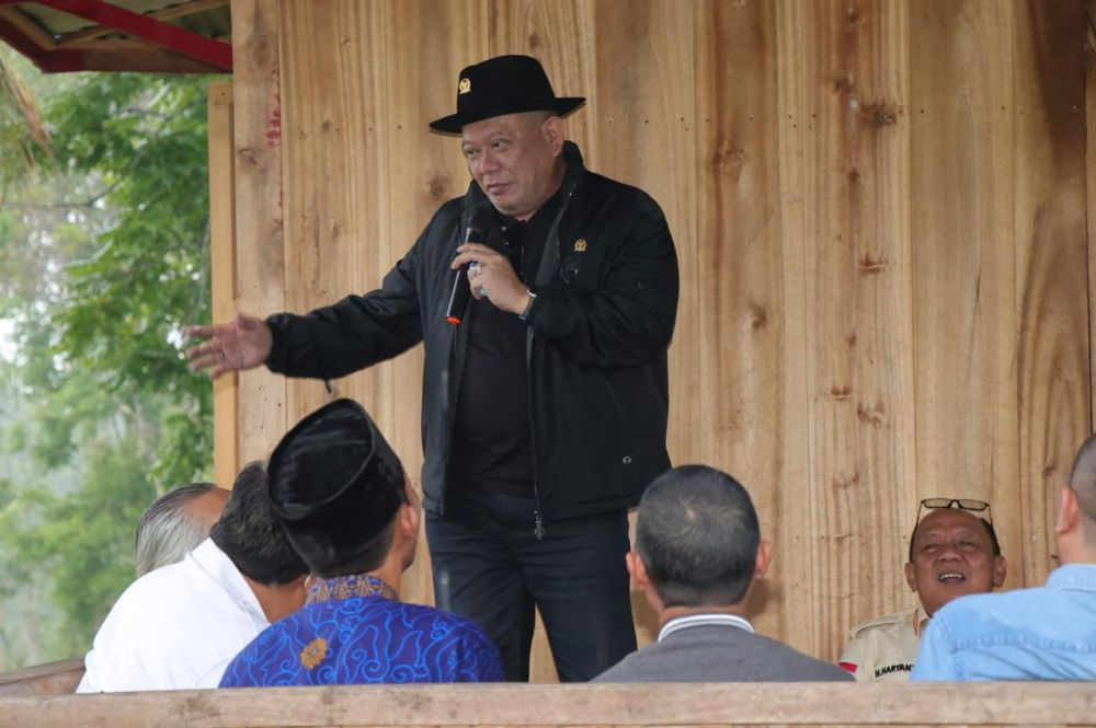Ketua DPD RI AA LaNyalla Mahmud Mattalitti lakukan pertemuan dengan Bupati dan tokoh masyarakat Muara Payang, Kab. Lahat di kebun kopi kebun Berangin, Sumsel