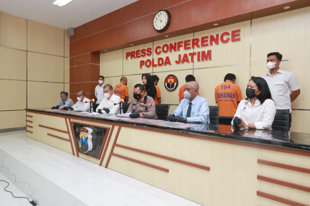 Ditreskrimum Polda Jatim amankan tersangka Mafia Bola beserta barang buktinya 
