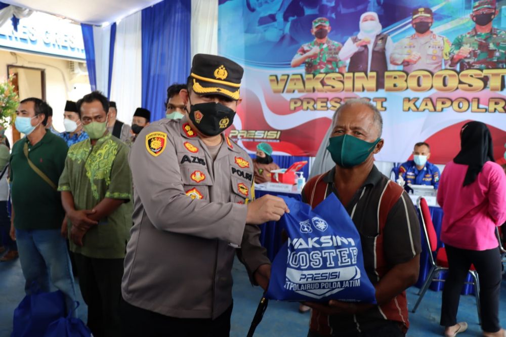 Kapolres Gresik AKBP Mochamad Nur Azis saat memberikan paket ke peserta Vaksin