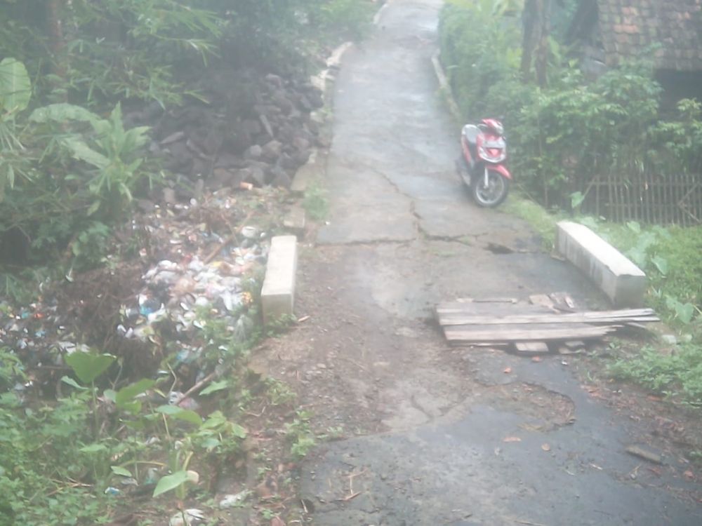 Lokasi perencanaan pembangunan TPT dan Gorong-gorong yang menggunakan SILPA BLT DD 2021, yang mana material sudah didatangkan berupa batu-batu dan bronjong sebanyak 40.