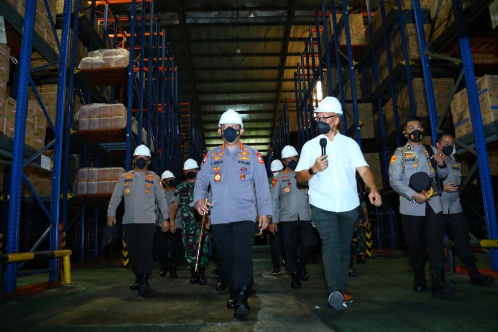 Kapolri Jenderal Listyo Sigit Prabowo saat tinjau pabrik minyak goreng 