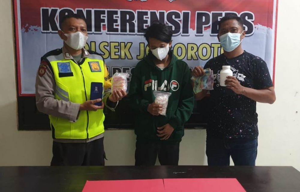 Tersangka diamankan Polisi beserta barang buktinya