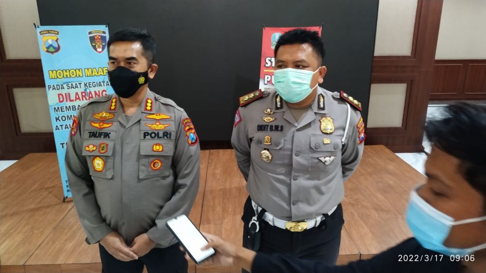 Kabid Propam Polda Jatim Kombes Pol Taufik Herdiansyah Zeinardi didampingi Wadir Lantas Polda Jatim AKBP Didit BWS saat memberikan keterangan