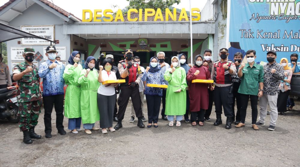 Foto bersama di depan Kantor Kepala Desa Cipanas.